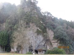 ホテルから車で１０分程のところにある岩根寺
岩山の窪みの下に立てられた小さなお寺ですが、観光協会のお薦めなので行ってみました　出雲の隠れパワースポットなのだとか
