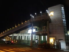 軽井沢駅の南口(ショッピングプラザ側)ロータリーにお迎えにやってきました。
送迎バスは18時台くらいで終了だったような。滞在中、結局使うことはありませんでした。

夫到着。無事に仕事納めできたようです。お疲れ様でした！