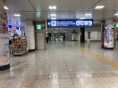 成田空港駅の奥に貨物ビルへ向かう通路があります