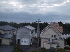 おはようございます　07:00前です
大洗温泉リゾートまつもと　3階からの眺めです
海の近くの　住宅地にあるお宿です
あっちが　太平洋ですね