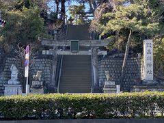 品川神社は第一京浜をまたいだ駅前にあります。