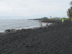 プナルウ黒砂海岸
溶岩でできた黒砂の海岸です。