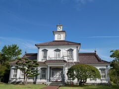入って右手にあった旧西田川郡役所。
現在修復中のせいか近くには行けないようになっていたので外観のみ撮影。
時計塔がかわいい建物。