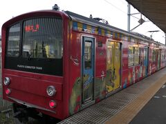 12月31日、世間じゃ大晦日の朝
富士山駅から電車に乗る

さて、二十六夜山という変わった名前の由来だが・・・

◆◆◆◆◆◆◆◆◆◆◆◆◆◆◆◆◆
江戸時代、旧暦1月と7月の26日の夜に、飲食などを供にしながら月の出を待つ『二十六夜待ち』という行事があったことから、この山名となっている。
二十六夜待ちとは、夜半の月光に現れる阿弥陀如来・観世音菩薩・勢至菩薩の三尊の姿を拝むと願いがかなうと信じられたもので、二十六夜山の山頂で、この行事が行われていた。
◆◆◆◆◆◆◆◆◆◆◆◆◆◆◆◆◆
（都留市webサイトより）
その前提となる「月待ち講」については山頂で・・・