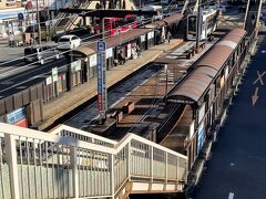 1号系統と3号系統の路面電車「長崎駅前」の停留場の写真。

国道202号線の中央部分を1号系統と3号系統の路面電車が
走行しています。