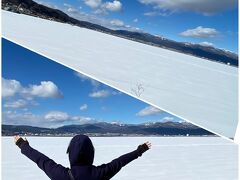 写真では、わかりにくいですけど、諏訪湖が一面凍ってその上に雪が積もって白一面です。
次の写真も凍った諏訪湖です。