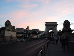 そしてブダペストのシンボルのひとつ「セーチェニ チェーンブリッジ」いわゆる「鎖橋」。滞在しているペスト側から渡ることに。