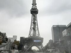 名古屋テレビ塔です。

中部電力MIRAI TOWERという名前でしたね。

三河安城を出た時の空と比べると、雪が降りそう（少し降ってた）ぐらいの天気の違いがありました。