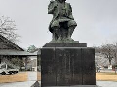 加藤清正像。

武力のイメージが強いですが、１６１０年に名古屋城の築城に関わっており、築城名人として知られていた武将です。