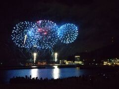 ホテルから歩いて花火会場の海岸へ。夏もいいけど冬の花火は綺麗ですね。