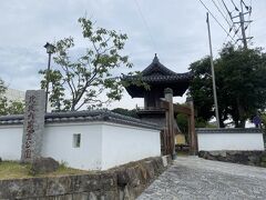 熊本で泊まる宿はマンションの一室で、フロントが常駐しているわけではないのでチェックイン時間を予め指定してオーナーと落ち合わなければなりません。前日の時点でチェックインが大幅に早まるという連絡はしていた。9時にチェックアウトして、10:02の電車に乗ると熊本駅到着が14時少し前。駅で昼食食べて夜の買い出しして向かえば15:00ちょうどくらいにチェックインできそうかな。電車に乗るまでに少し時間があるので、宿の近くにある高取邸を見学してから行こうと思っていました。

宿の向かいには時の太鼓という鐘楼があります。時間になると鐘がゴンゴン鳴るのを前日に聞いていたのでちょうど9時のを見るために宿を出たのですが、人形が出てきてなかなかシュールでした。