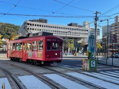 3号系統の路面電車「市民会館」の停留場（下車したBホーム）から、
写真右奥にチラっと見えている4・5号系統の路面電車「市民会館」の
停留場（Cホーム、Dホーム）に向かいます。
「めがね橋」の停留場に向かうには、Cホームから発車する
路面電車に乗車します。

徒歩1分の乗換えと言っても、すぐ目の前に乗換える路面電車の
停留場が見えているし、Cホームに向かうために赤色の矢印の
案内もあるので、迷うことはありません (^^♪