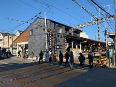 ここが1駅先の「長谷駅」です。ここからまた江ノ電に乗ります。次の途中下車駅は、3駅先の「七里ヶ浜駅」になりますー