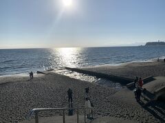着きました
こちらの海岸も降りてみたのですが、さっきの由比ヶ浜と違って砂が深い感じで歩きづらかったですね


ここから「鎌倉高校前駅」まで歩いて向かいます。