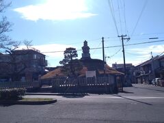 豊国神社の近くには「耳塚」があります。

「戦功のしるしとなる首級のかわりに
秀吉の将兵が耳や鼻をそぎ持ち帰り埋めた」
と言われる場所です。

あまりに恐ろしい話ですが
気づいているのに
素通りする事は出来ません。

そっと手をあわせました。