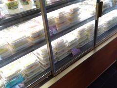 この日は、嵐電に乗って西へ行きます。
バス移動しましたが
京都はバス路線が充実しているので
出来れば混むエリアを通過する路線は
避けることをおススメします。

東京のバスと違って
窓を開けてないバスもよく見かけました。

さてさて、四条大宮に来たら
はずせないのが「ヤオイソ」さん。

Instagramを見ていたら
2日から営業していると書いてあったので
お昼はフルーツサンドに決めたのです。

冷ケースが宝石箱や～♪

ちなみに2021年⇒2022年の年末年始の営業は
下記のようになっていました。

四条大宮本店
12月31日　午前中のみ営業
1月1日　休業
1月2日～1月4日　10時～17時
1月5日より通常営業

四条大宮　フルーツパーラー
1月30日～1月5日　休業
1月6日より通常営業

烏丸店
12月31日　午前中のみ営業
1月1日～1月3日　休業

