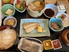 3日目の朝です
今日は札幌へ移動します。
今朝は和定食にしてみました

豚丼のタレで食べる、蒸し豚と大粒納豆　美味しかった