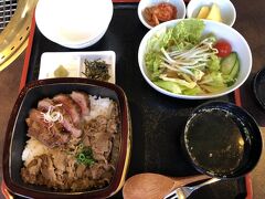 　頼むものも、いつもの「神戸牛まぶしと極上赤身ステーキの二種盛り重」1408円
定番の美味しさです。おだしをかけて・・という食べ方はしないので、茶碗もおだしも不要です。
