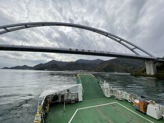 ７つの島が橋で繋がる「とびしま海道」の内、平羅島と中ノ島を結ぶ「中の瀬戸大橋」の下をくぐります。
もう少しで大崎下島・小長港に到着です。
