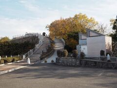 「歴史の見える丘公園」に到着。
車もOK。駐車場＆トイレもあります。