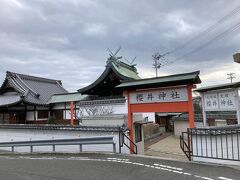 尼崎城址公園の南側、図書館に対峙して桜井神社があります。

旧社格は郷社で、1711年の転封から幕末まで尼崎藩を治めた桜井松平家（松平氏、明治以降は桜井氏に改姓）の、初代信定から16代忠興まで祀られています。

創建は1882年、旧藩士の有志が歴代藩主の遺徳を偲び、旧尼崎城の西大手橋東詰に建立した事に始まるようで、1961年国道43号線敷設により現在地に遷宮していますが、本殿及び拝殿は建立当時のものです。

ただこちらの神社は、活動休止中とはいえ国民的アイドルグループ「嵐」の櫻井くんの名がつくことから、嵐ファンにとって当選祈願に訪れる聖地として有名になっているようです。

絵馬掛け所にある絵馬は、ほぼ嵐です。