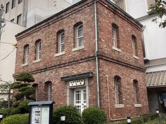 尼崎信用金庫が運営する尼信会館です。

創業80周年の記念事業の一環として、地域の発展と地域文化向上を目的に2001年6月1日に開設されました。

後ろの白い建物がメインの展示場所ですが、手前のレンガ造りの2階建て建物は、「尼崎信用金庫記念館」で、初代理事長の邸宅の一部として建てられたもので銀行創設時に本部事務所に転用されたものです。

建築年代は不明ですが、明治30年代と言われているようです。
当初の赤煉瓦をそのまま使い、1972年に復元されたそうです。

ただ、解体時に躯体を鉄筋コンクリートして再建しているので、その際煉瓦の積み方を平積みにしてしまったとようです。
元はイギリス積みor仏蘭西積か不明ですが、綺麗に維持されていますね。
