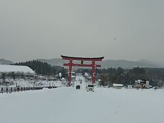 羽黒山出羽三山へ行く途中の大鳥居。

羽黒山バイパスが全線開通したようですが、レンタカーのナビには、
載っていなくて、焦りましたが、月山ビジターセンターで、情報を得るために、
聞き込みに入ったところ、歩いてすぐに、羽黒山五重塔があることを教えてもらい、長靴とストックを貸してもらい、進むことができました。
あー、良かった！
