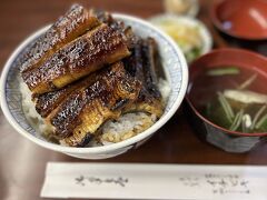 上丼（鰻丼上）を注文！
来ました～♫
美味そう！

外はパリっと、中はふんわり。
これは美味い！　これまでに食べた鰻丼ベスト3に入ります。