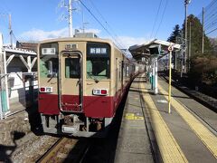 この型式の電車が登場する前に走っていた１世代前の電車のリバイバルカラー。
太陽光の関係で、はじめてきちんと撮れました（笑）

しばらく停まっていたけど、何も来ないで出発となる。