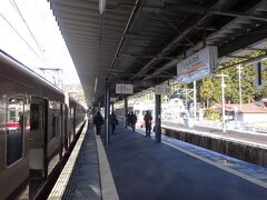 終点・新藤原駅に到着。
向かいのホームの前の方に、会津田島行きの電車が停まっている。
もともと接続時間が１分しかないうえに、電車は２分くらい遅れて到着。
急げ～