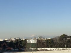 　遠くに富士山が見えます。霞んでいるようだけれど、上空から見えるかな？
　車内アナウンスで「多少遅れます」70分で着くはずだけど、「多少」ってどれくらい？以前羽田集合の海外ツアーで、事故渋滞で180分かかり、集合に遅刻した苦い経験があるので、早め早めの行動を心掛けてはいます。
　先月は日曜発だったせいもあり、60分で着きました。あの日は雪で2時間出発が遅れ、おかげで4時間も羽田空港を堪能させていただきました。リニューアルした第２ターミナルは初訪問でしたが、もう十分です。



　