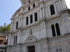 サン・ザッカリーア教会
Chiesa di San Zaccaria

サン・ザッカリーア教会（イタリア語: Chiesa di San Zaccaria Venezia）はイタリアのヴェネツィア内のサン・ザッカリーア地区にあるベネディクト派の教会である。洗礼者ヨハネの父と言われるザカリアに捧げれ建設された。またザカリアと言い伝わる遺骸が教会内の右側の祭壇に下に収められている。

概要
現在の教会はゴシック建築および初期ルネサンス建築が合わさった形で1458年から1515年にかけて建設された。Antonio Gambelloが最初の建設に携わりゴシック建築を元に進めたが、後にMauro Codussiの手により教会正面(ファサード)や内部の天井などがルネサンス建築のスタイルと取り入れており、特にファサードは後期ゴシック建築とルネサンス建築の見事な調和により堂々としたものになっている。
最初の教会はヴェネツィア共和国元首Giustiniano Participazioにより9世紀に建設が始まり、当初はロマネスク建築様式に教会だった。教会にはベネディクト派の修道院も併設され、毎年イースターの時期に共和国元首がサン・ザッカリーア教会を訪れ、王冠や勲章の展示なども行われていた。この催しはサンマルコ広場拡張のためサン・ザッカリーア教会が所有していた土地を一部献上した年から始まり、ヴェネツィア共和国が終焉するまで続いた。
教会内部は、北ヨーロッパの教会建築に良く見られる背の高い大きなゴシック様式の窓から光が回廊に差し込むデザインとなっている。、壁には著名な画家の作品(ティントレット、パルマ・イル・ヴェッキオ、アンソニー・ヴァン・ダイクなど)も多く飾られており、特にジョヴァンニ・ベリーニによる祭壇の絵(San Zaccaria Altarpiece)は非常に名高い。(wikiより)