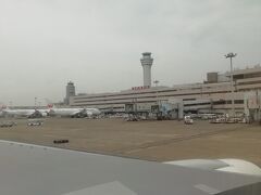 前方に「東京国際空港」の文字と管制塔が見えます。
B787とA350が停まっているのも見えます。