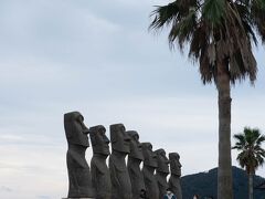 春分と秋分の日　真ん中のモアイの背中から上った太陽が　山の一番上の鐘に差し込むように設計されている