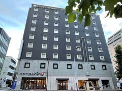 京都・五条『Hotel Kyoto Base』

『ホテル・京都・ベース 四条烏丸』の外観の写真。

1階に【コメダ珈琲】烏丸五条店があります。

写真右手に日本初の『Hilton Garden Inn Kyoto Shijo Karasuma
（ヒルトン・ガーデン・イン京都四条烏丸）』が
2022年12月にオープンします。

ヒルトン・ガーデンイン京都四条烏丸は、250室の客室、
フルサービスのレストランとバー、フィットネスルーム、
24時間営業のセルフサービスの小売スペースであるThe Shopを備えた
高級で手頃な料金の宿泊施設を提供します。

ヒルトン・ガーデン・イン・京都四条烏丸は、ヒルトンの18の
異なるホテルブランドの受賞歴のあるゲスト・ロイヤルティ・
プログラムであるヒルトン・オナーズに参加します。
直接予約したメンバーは、ポイントとお金のほぼすべての組み合わせ
を選択して滞在を予約できる柔軟な支払いスライダー、
会員限定の会員割引、無料の標準WiFi、ヒルトン・オナーズの
モバイルアプリへのアクセスなど、即時特典にアクセスできます。
