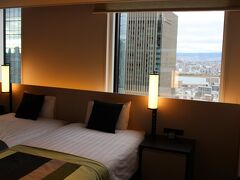 ホテル阪急レスパイア大阪
テキパキとしたフロント係の女性の手続きを経て、無事２９階のお部屋に入りました。
