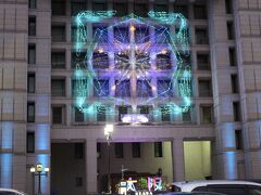 御堂筋イルミネーションと同時期に、大阪市役所 正面モニュメントもライトアップされていました(^_-)-☆