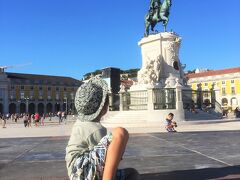 コメルシオ広場の中央
ドン・ジョゼ１世の騎馬像

どうしてリスボンに宿泊しなかったのかな～と今になって思い返す。
ローマイン
ローマアウト
の旅だったので飛行機の都合上長旅でありながらも、タイトな日程になってしまった。リスボンの町には以前からとても興味があって、リスボンだけの旅もいつも考えていたくらい。
丘の上からの景色
路面電車
そして「ファド」
地元の人と一緒になってファド酒場で音楽と酒に酔いしれたい。
死ぬまでにしたい100の事の上位にリストアップしています。^^