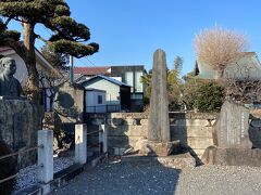 さらに西へ行くと、新選組局長近藤勇の墓がある龍源寺があります。