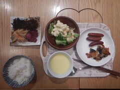 2月28日
宿の朝食。和食っぽいもの。わりとおいしかった。
