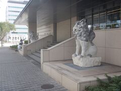 おもろまち駅で下車して日本銀行那覇支店の展示コーナーを見学する。