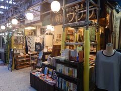 旧第一牧志公設市場前の古本屋さん。「ウララ」
沖縄関係の本が多い。
店主の方が書いたエッセイが売れれている。
