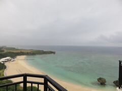 １０月１０日午前８時半。
ホテル日航アリビラのラナイ（テラス）から眺める東シナ海のニライビーチ。