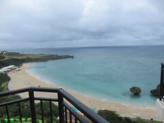 お部屋でまったりと過ごして時刻は午後6時
ホテル日航アリビラのラナイ（テラス）から眺める東シナ海のニライビーチ。
