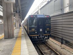 本数の少ない鹿児島本線、熊本から植木で一度降りても比較的駅から近い束野のお墓なら次の電車に乗って福岡空港向かえばじゅうぶんに間に合うのでは？と思い、急いで熊本駅へ戻りました。次に熊本駅を出発する電車は14:47、発車までの間に同じホームに停まっていたAトレインを外から見学。