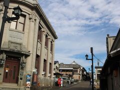 八千代座物語が始まる前に山鹿灯籠民芸館へ向かいます。
大正14年(1925年)に安田銀行山鹿支店として建てられた建物。
