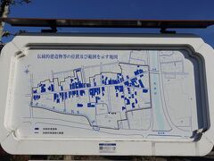 脇町は吉野川北岸の主要街道の撫養街道と讃岐への街道が交差する交通の要衝であり、更に吉野川に面するため舟運の利用にも適した位置に在ります。
この町並みは、脇城の城下町として成立し、藍の集散地として発展したものです。現在は明治時代頃のものを中心として江戸中期～昭和初期の85棟の伝統的建造物(青く塗られた部分)が建ち並んでおり、近世・近代の景観がそのまま残されています