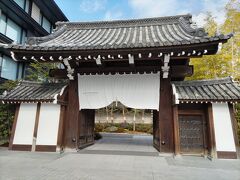 ホテルへ
風格がある「梶井宮門」
300年以上の歴史があるとのこと
