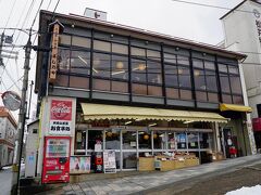 ケーブルカー乗り場の前にある「よし乃や」の2階のレストランを予約してありました。ツアーのオプションのレストランはこの右隣でした。メニューが天橋立御前でしたが、すき焼きか何かだったと思います。