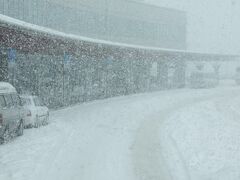 新千歳空港に着きました。外は吹雪です。